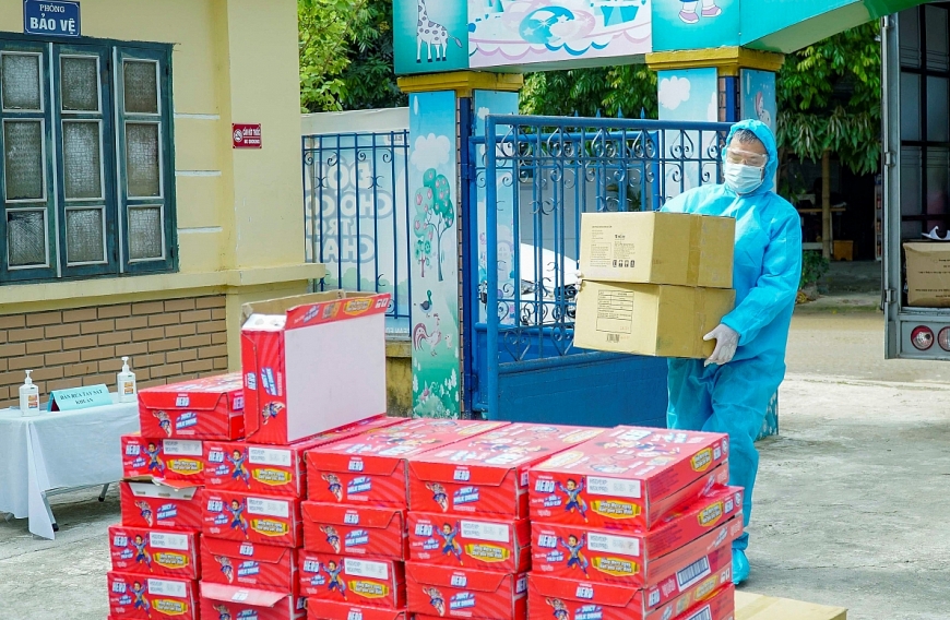 Vinamilk tiếp sức lực lượng tuyến đầu đang ngày đêm xét nghiệm sàng lọc cho người dân TP. Hồ Chí Minh