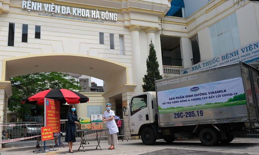 Vinamilk tiếp sức lực lượng tuyến đầu đang ngày đêm xét nghiệm sàng lọc cho người dân TP. Hồ Chí Minh