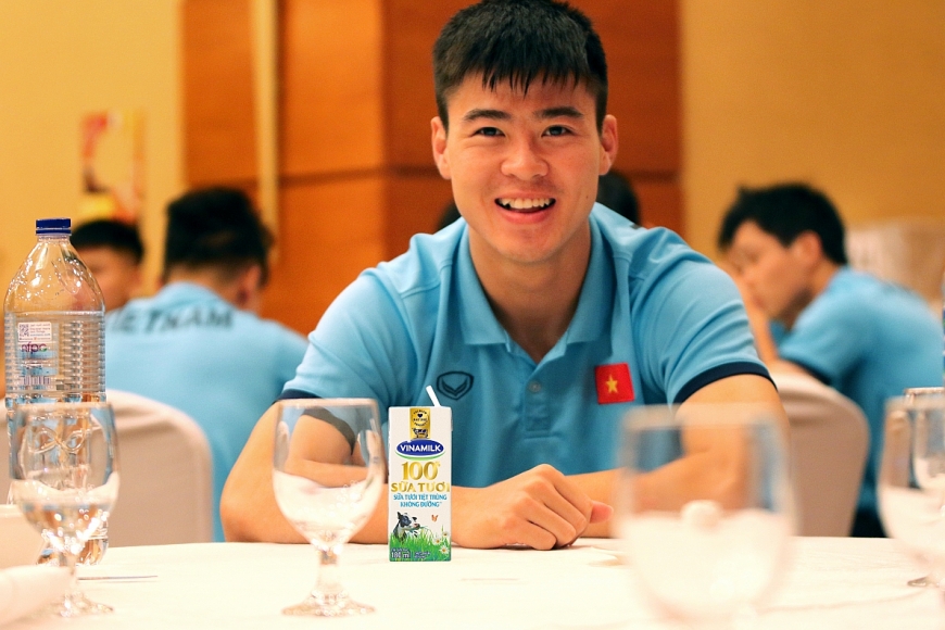 Các cầu thủ không quên bổ sung dinh dưỡng với sản phẩm Vinamilk 100% trong bữa ăn hàng ngày tại Dubai.