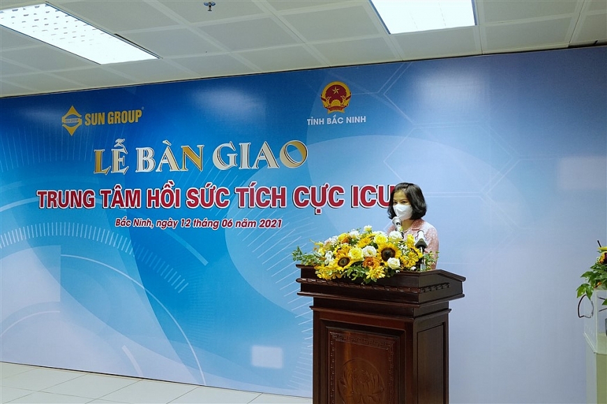 Bà Nguyễn Hương Giang, Phó Bí thư Tỉnh ủy, Chủ tịch UBND Tỉnh Bắc Ninh phát biểu tại sự kiện Sun  Group bàn giao Trung tâm ICU cho Bắc Ninh 