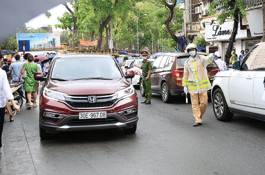 Lực lượng chức năng luôn túc trực để điều tiết giao thông và bảo đảm an ninh trật tự.
