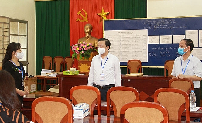 Phó Chủ tịch UBND thành phố, Trưởng ban Chỉ đạo thi, tuyển sinh thành phố Chử Xuân Dũng kiểm tra tại điểm thi Trường THPT Phạm Hồng Thái (quận Ba Đình).