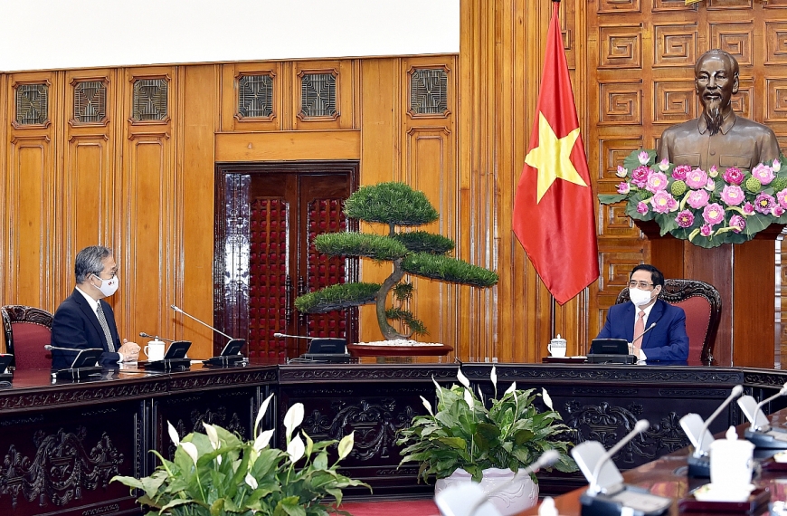 Thủ tướng Phạm Minh Chính: 1 triệu liều vaccine Chính phủ Nhật Bản tặng Việt Nam là món quà quý báu, kịp thời, là nghĩa cử cao đẹp thể hiện sự cảm thông, chia sẻ lẫn nhau khi khó khăn, thể hiện tình hữu nghị giữa Chính phủ và nhân dân hai nước. - Ảnh: VGP/Nhật Bắc