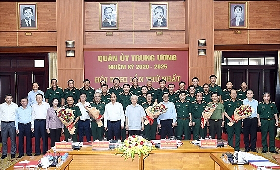 Tổng Bí thư Nguyễn Phú Trọng; Chủ tịch nước Nguyễn Xuân Phúc; Thủ tướng Phạm Minh Chính cùng các đại biểu dự phiên họp chụp ảnh chung với các đồng chí QUTƯ, Thường vụ QUTƯ nhiệm kỳ 2020-2025 và các đồng chí Thường vụ QUTƯ nhiệm kỳ 2015-2020.