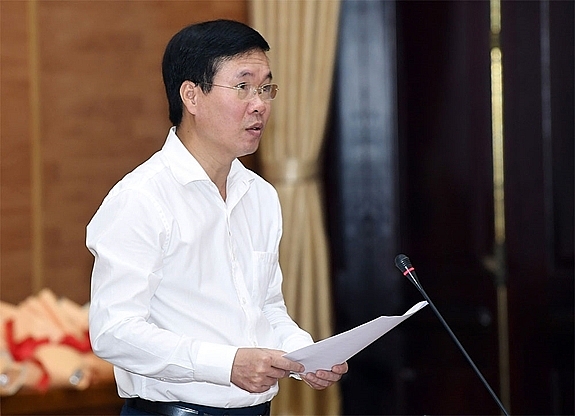 Đồng chí Võ Văn Thưởng, Thường trực Ban Bí thư công bố quyết định của Bộ Chính trị, khóa XIII chỉ định các đồng chí tham gia QUTƯ, Thường vụ QUTƯ nhiệm kỳ 2020-2025.