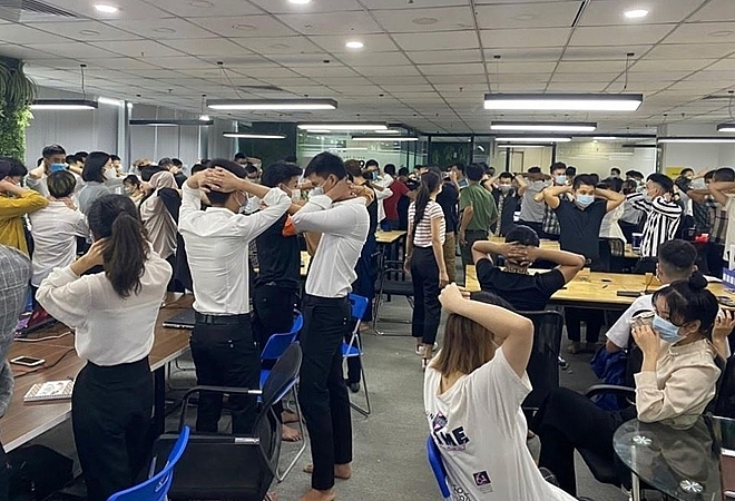 Hàng trăm nhân viên bị bắt quả tang.