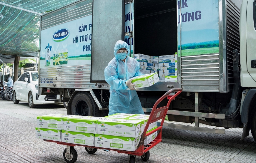 Tính đến nay, Vinamilk đã dành ra hơn 85 tỷ đồng gồm tiền mặt và sản phẩm để hỗ trợ cộng đồng, tiếp sức tiếp đầu và đồng hành cùng Chính phủ chống dịch