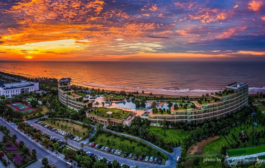 Nằm trên cung đường biển Hồ Xuân Hương đẹp nhất thành phố Sầm Sơn, resort này hiện đang nắm giữ kỷ lục “Resort nhiều bể bơi nhất Việt Nam”. Tại FLC Sầm Sơn, chỉ cách vài bước chân là bạn rất dễ lạc bước vào một hồ bơi xanh mát, không chỉ thỏa sức cho các tín đồ bơi lội bơi lội vùng vẫy, mà còn tạo nên những điểm check-in lung linh.