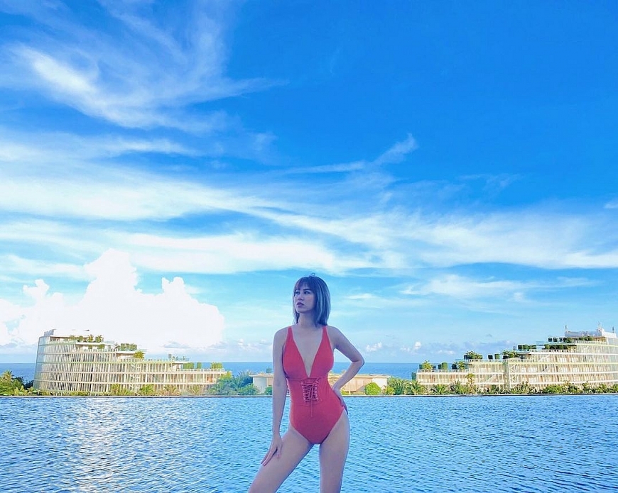 Khách sạn FLC Grand Hotel Samson cũng “xịn xò” không kém với bể bơi vô cực Above All Pool nằm trên tầng 3. Từ đây, bạn có thể thu trọn cả quần thể giữa vùng biển xanh, cát trắng, nắng vàng và có những thước hình đậm chất “vitamin sea”. (Ảnh: hannisuli)