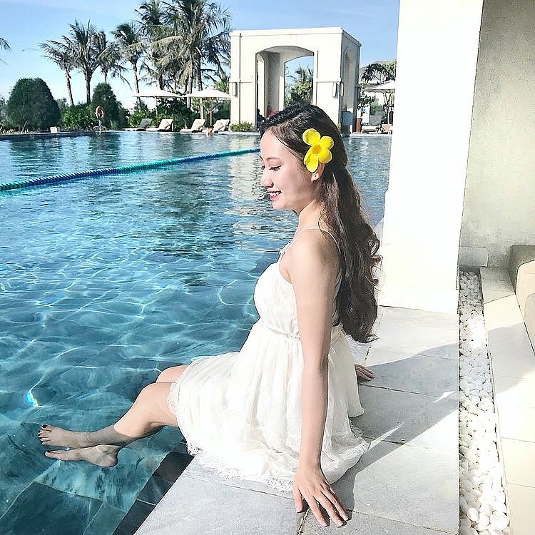 Thiết kế tràn bờ ấn tượng, làn nước trong vắt phản chiếu sắc xanh của cây lá và mây trời biến nơi đây như một ốc đảo yên bình. (Ảnh: huog.koy94)