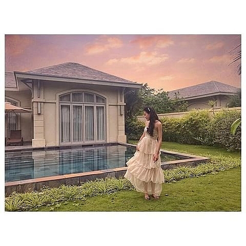 Bể bơi riêng trong sân vườn của từng villa mang lại trải nghiệm riêng tư tuyệt đối. Từ đây chỉ cần vài bước chân là có thể ra tới biển bằng lối đi riêng. Chẳng cần rong ruổi đâu xa, khung cảnh đậm chất nhiệt đới với không gian mát lành của cỏ cây, lắng nghe sóng biển dịu êm ngay bên hồ bơi trước hiên nhà là background nên thơ cho các nàng thả dáng. (Ảnh: 496__________)