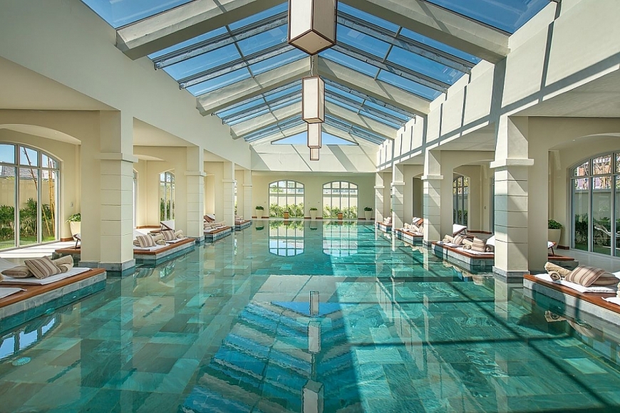 Cũng trong khu FLC Luxury Resort Samson, bể bơi trong nhà của Maia Spa ấn tượng với thiết kế không gian giếng trời rộng mở. Du khách có thể thư giãn trong làn nước ấm nóng, xanh một màu ngọc lục bảo cho cơ thể và tâm trí được phục hồi, tái tạo nguồn năng lượng tích cực.
