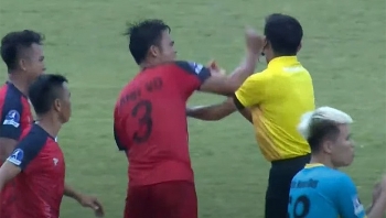 Cầu thủ Bình Thuận đánh trọng tài trong trận đấu tranh vé lên hạng Nhất