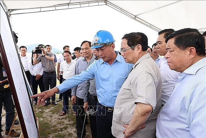 Thủ tướng Phạm Minh Chính khảo sát thực trạng mỏ sắt Thạch Khê. Ảnh: Dương Giang/TTXVN