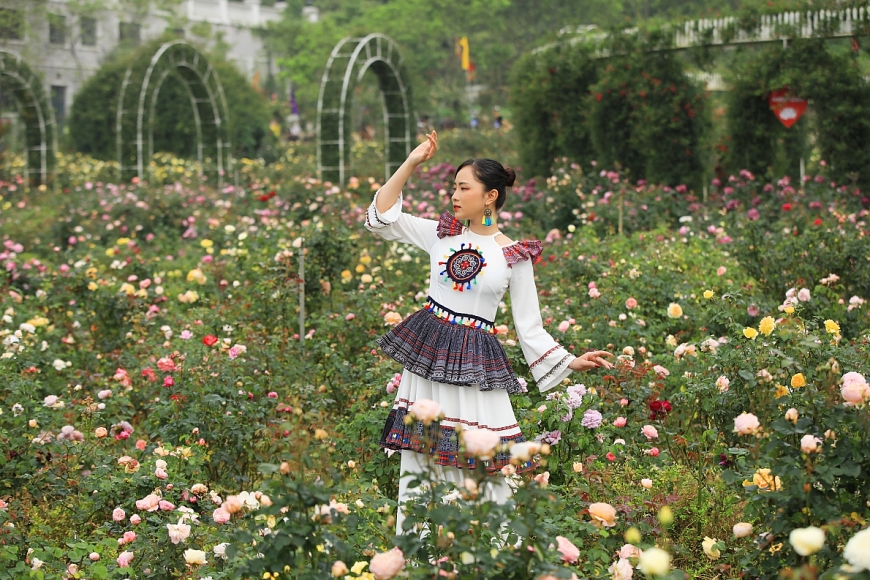 Du khách tới Sun World Fansipan dịp này còn được “bay giữa mùa hoa Sa Pa”.jpg