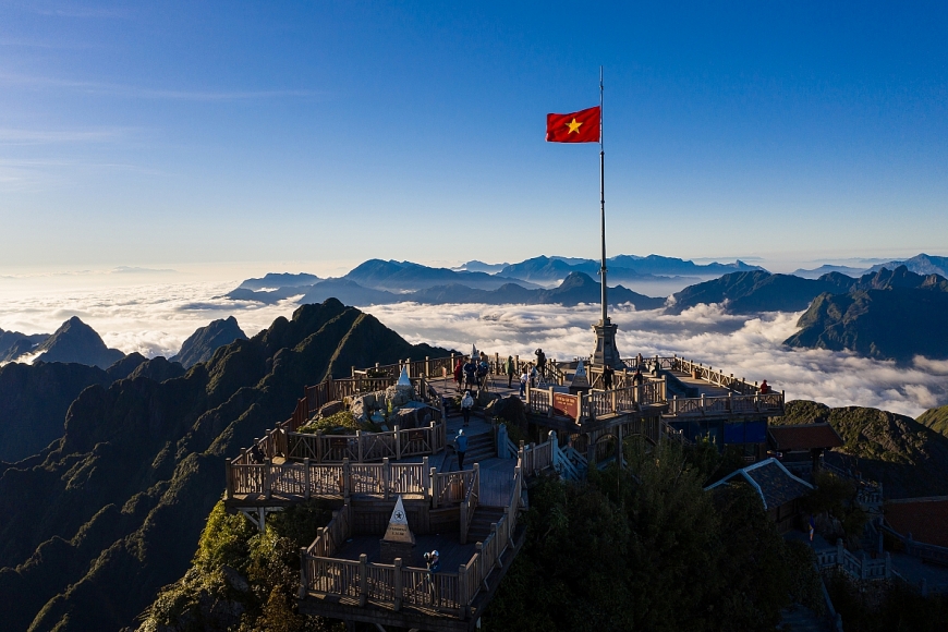 Màn đồng diễn _Chào mặt trời-Chào đỉnh Fansipan_ đồng loạt của 500 người tham gia tại 4 điểm trong khu vực đỉnh thiêng