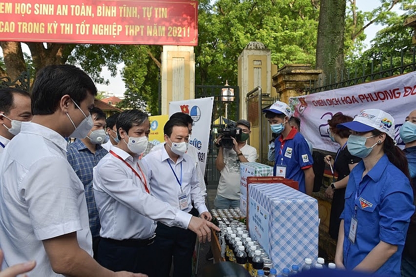 Bộ trưởng gặp gỡ, chia sẻ, dộng viên lực lượng thanh niên tình nguyện đang tham gia hỗ trợ tại Điểm thi Trường THPT Chu Văn An.