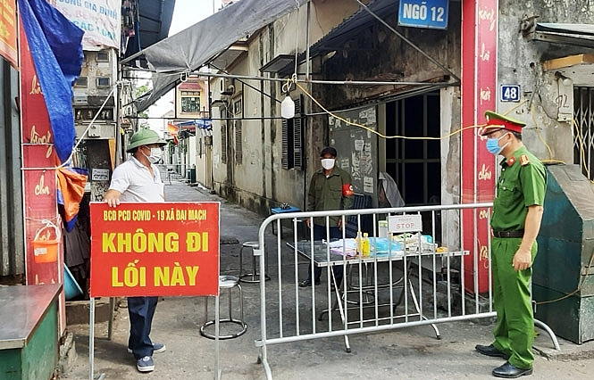 Chốt kiểm soát tại ngõ 12, thôn Mai Châu, xã Đại Mạch (huyện Đông Anh). Ảnh: Đỗ Minh Chốt kiểm soát tại ngõ 12, thôn Mai Châu, xã Đại Mạch (huyện Đông Anh). Ảnh: Đỗ Minh