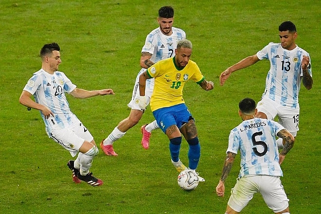 Neymar trong vòng vây của ĐT Argentina