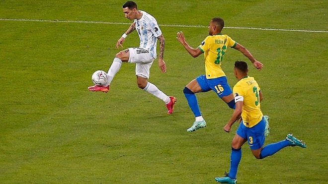 Di Maria khống chế bóng điệu nghệ...