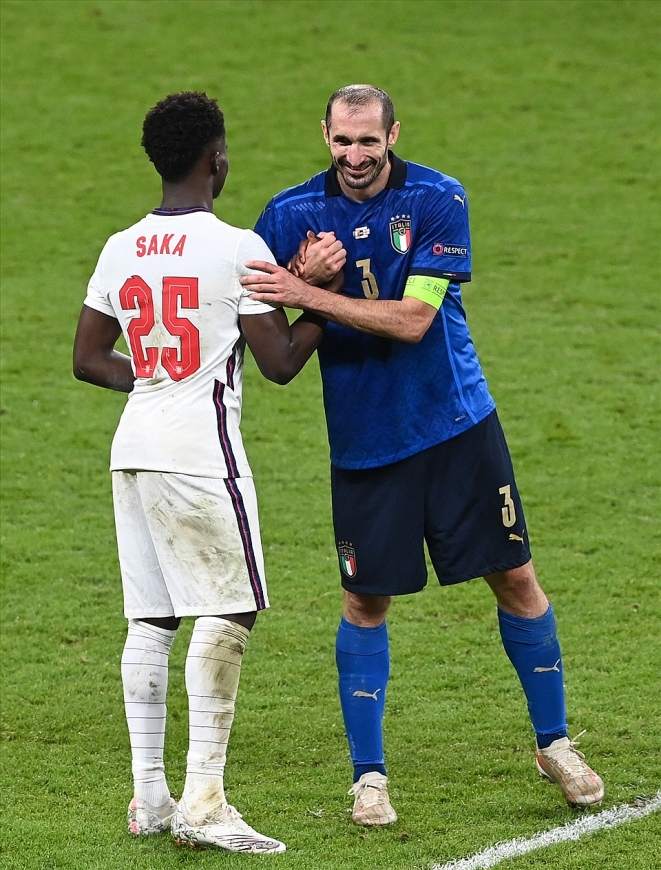 Saka gây tranh cãi vì được xếp đá quả 11m quyết định. Ảnh: uefa