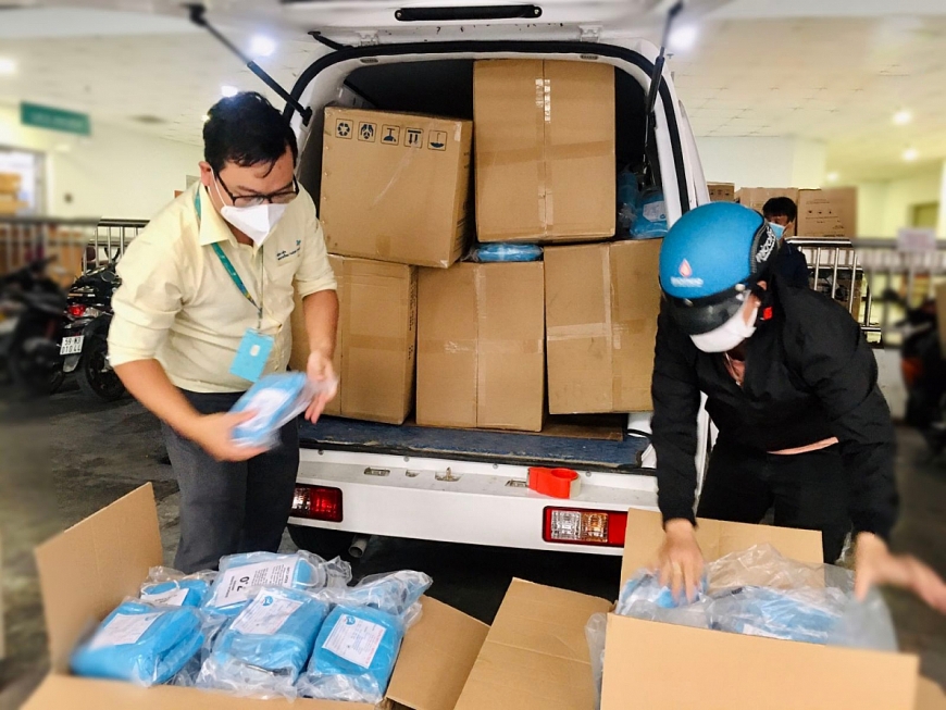 Các đơn vị, doanh nghiệp gửi tặng nhiều vật phẩm y tế cho lực lượng chống dịch nơi tuyến đầu.