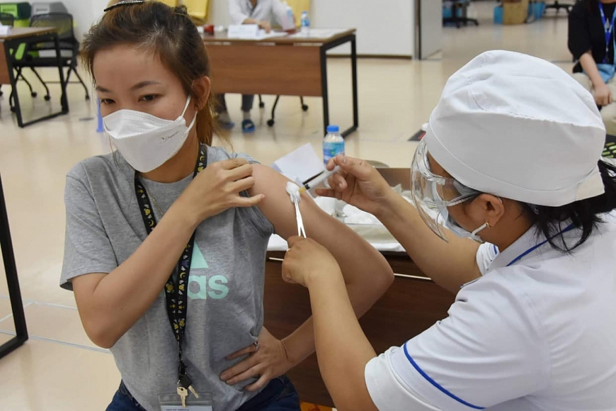 Tiêm chủng vắc xin phòng COVID-19 cho công nhân trên địa bàn TP Hồ Chí Minh Tiêm chủng vắc xin phòng COVID-19 cho công nhân trên địa bàn TP Hồ Chí Minh