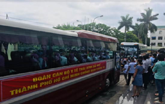 Đoàn cán bộ y bác sỹ và sinh viên tỉnh Thái Bình lên đường vào Tp. Hồ Chí Minh