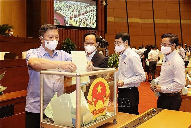 Các đại biểu bỏ phiếu bầu. Ảnh: Dương Giang/TTXVN