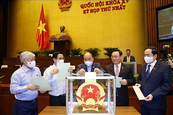 Chủ tịch nước Nguyễn Xuân Phúc, Thủ tướng Phạm Minh Chính, Chủ tịch Quốc hội Vương Đình Huệ, Phó Chủ tịch Thường trực Quốc hội Trần Thanh Mẫn và Chủ tịch Ủy ban Trung ương MTTQ Việt Nam Đỗ Văn Chiến bỏ phiếu bầu. Ảnh: Doãn Tấn/TTXVN