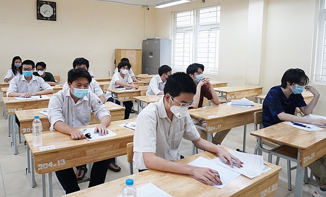 Thí sinh thi tốt nghiệp trung học phổ thông năm 2021, đợt 1 tại điểm thi Trường Trung học phổ thông Trần Nhân Tông, quận Hai Bà Trưng. Thí sinh thi tốt nghiệp trung học phổ thông năm 2021, đợt 1 tại điểm thi Trường Trung học phổ thông Trần Nhân Tông, quận Hai Bà Trưng.
