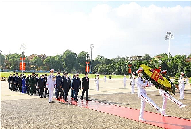 Đoàn đại biểu lãnh đạo Đảng, Nhà nước, Mặt trận Tổ quốc Việt Nam đặt vòng hoa và vào Lăng viếng Chủ tịch Hồ Chí Minh. Ảnh: Nguyễn Điệp/TTXVN. Đoàn đại biểu lãnh đạo Đảng, Nhà nước, Mặt trận Tổ quốc Việt Nam đặt vòng hoa và vào Lăng viếng Chủ tịch Hồ Chí Minh. Ảnh: Nguyễn Điệp/TTXVN.