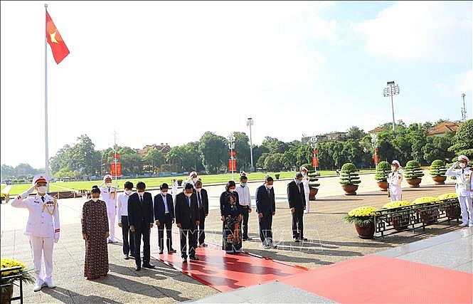 Đoàn đại biểu thành phố Hà Nội tưởng niệm Chủ tịch Hồ Chí Minh. Ảnh: Nguyễn Điệp/TTXVN Đoàn đại biểu thành phố Hà Nội tưởng niệm Chủ tịch Hồ Chí Minh. Ảnh: Nguyễn Điệp/TTXVN