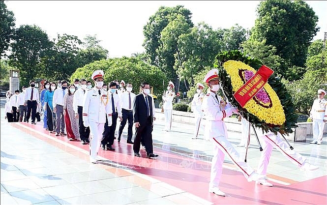 Đoàn đại biểu Bộ Lao động, Thương binh và Xã hội tưởng niệm các Anh hùng Liệt sỹ. Đoàn đại biểu Bộ Lao động, Thương binh và Xã hội tưởng niệm các Anh hùng Liệt sỹ.