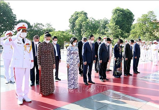 Đoàn đại biểu Thành ủy, HĐND, UBND, MTTQ Việt Nam TP. Hà Nội do đồng chí Đinh Tiến Dũng, Ủy viên Bộ Chính trị, Bí thư Thành ủy Hà Nội dẫn đầu làm trưởng đoàn tưởng niệm các Anh hùng liệt sĩ. Đoàn đại biểu Thành ủy, HĐND, UBND, MTTQ Việt Nam TP. Hà Nội do đồng chí Đinh Tiến Dũng, Ủy viên Bộ Chính trị, Bí thư Thành ủy Hà Nội dẫn đầu làm trưởng đoàn tưởng niệm các Anh hùng liệt sĩ.