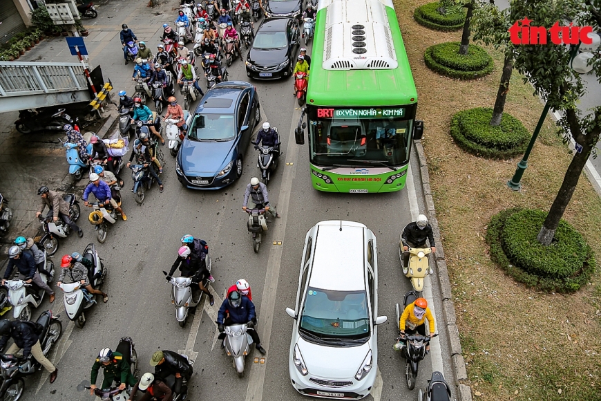 Xe buýt BRT được bố trí làn đường riêng chiếm 1/3 mặt cắt ngang của các trục đường hiện có nhưng tốc độ chưa đạt yêu cầu, trong khi hiện trạng lưu lượng phương tiện giao thông trên tuyến rất lớn, nên thường xuyên xảy ra ùn tắc trong giờ cao điểm.