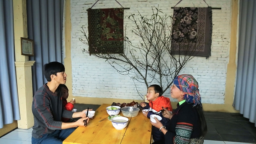 Gia đình Má A Tông trong căn nhà mới khang trang được tập đoàn Sun Group hỗ trợ xây sửa