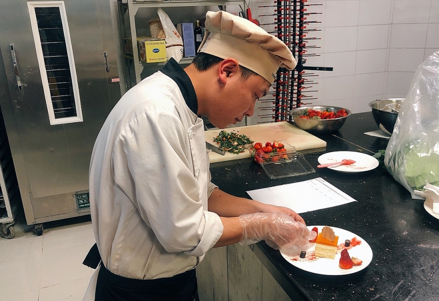 Chảo Láo Ú tự tay làm những chiếc bánh ngọt phục vụ thực khách