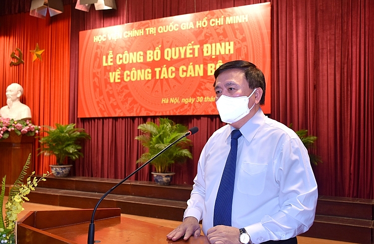 GS,TS. Nguyễn Xuân Thắng, Ủy viên Bộ Chính trị, Giám đốc Học viện Chính trị quốc gia Hồ Chí Minh phát biểu giao nhiệm vụ cho đồng chí Phạm Minh Sơn