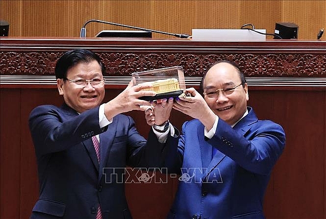 Chủ tịch nước Nguyễn Xuân Phúc trao mô hình Toà Nhà Quốc hội mới cho Tổng Bí thư, Chủ tịch nước Lào Thongloun Sisoulith - biểu tượng của mối quan hệ hữu nghị vĩ đại, tình đoàn kết đặc biệt và hợp tác toàn diện giữa Việt Nam và Lào (10/8/2021). Ảnh: Thống Nhất/TTXVN