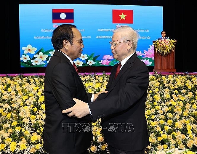 Tổng Bí thư Nguyễn Phú Trọng và đồng chí Bounthong Chitmany, Ủy viên Bộ Chính trị, Thường trực Ban Bí thư, Phó Chủ tịch nước Lào tại Lễ kỷ niệm. Ảnh: Trí Dũng/TTXVN