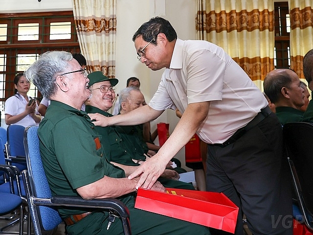 Thủ tướng tặng quà các thương binh, bệnh binh nặng hạng đặc biệt tại Trung tâm điều dưỡng thương binh Kim Bảng - Ảnh: VGP/nhật Bắc