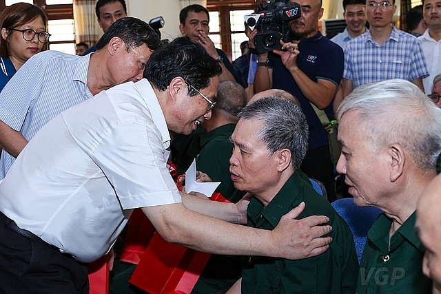 Thủ tướng thăm hỏi, động viên các thương binh, bệnh binh nặng hạng đặc biệt tại Trung tâm - Ảnh: VGP/Nhật Bắc