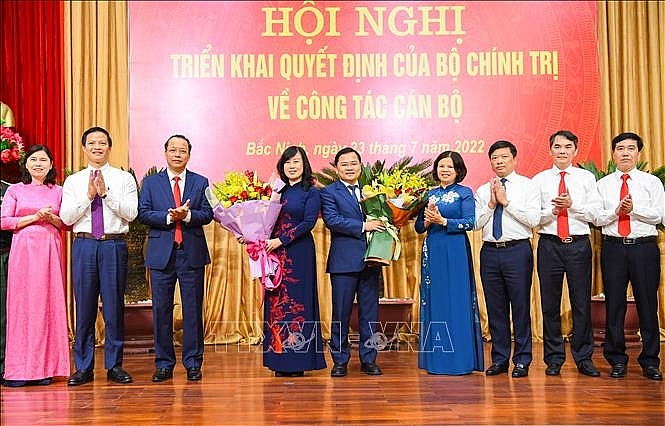 Các đồng chí lãnh đạo tỉnh Bắc Ninh chúc mừng Quyền Bộ trưởng Bộ Y tế, Nguyên Bí thư Tỉnh ủy Bắc Ninh Đào Hồng Lan và tân Bí thư Tỉnh ủy Bắc Ninh Nguyễn Anh Tuấn. Ảnh: Thanh Thương/ TTXVN