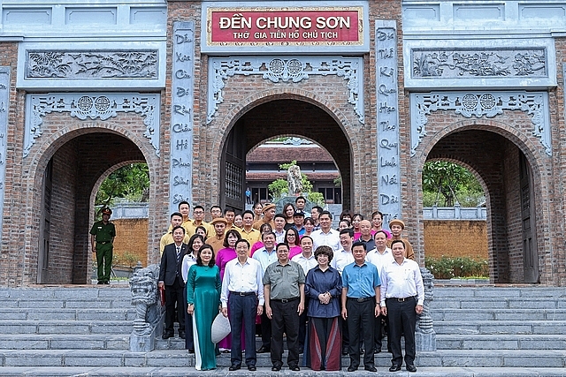 Thủ tướng và đoàn công tác chụp ảnh lưu niệm tại Đền Chung Sơn - Ảnh: VGP/Nhật Bắc