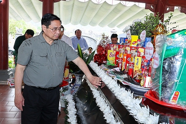 Thủ tướng dâng hoa, dâng hương tưởng nhớ hơn 1.200 anh hùng, liệt sĩ đã ngã xuống trên cung đường huyết mạch 15A - Ảnh: VGP/Nhật Bắc