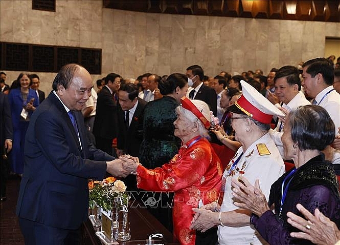 Chủ tịch nước Nguyễn Xuân Phúc với các Mẹ Việt Nam Anh hùng tại Lễ kỷ niệm. Ảnh: Thống Nhất/TTXVN