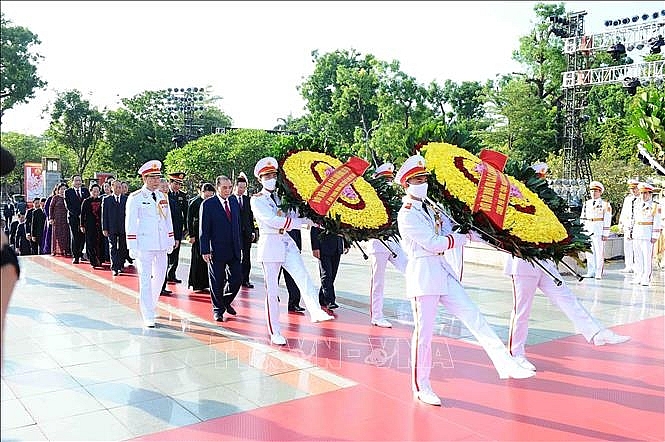 Đoàn Lãnh đạo Đảng, Nhà nước đặt vòng hoa tại Đài tưởng niệm các Anh hùng liệt sỹ. Ảnh: Minh Đức/TTXVN