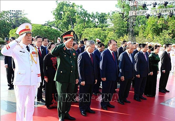 Lãnh đạo Đảng, Nhà nước tưởng niệm các anh hùng liệt sỹ. Ảnh: Minh Đức/TTXVN