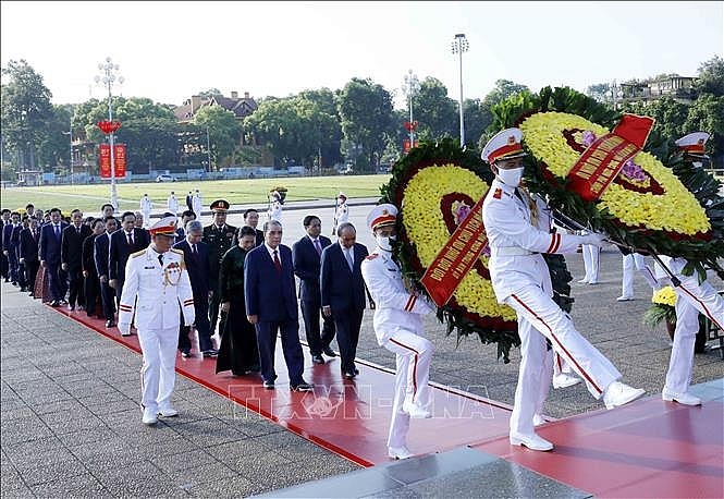 Lãnh đạo Đảng, Nhà nước đặt vòng hoa và vào Lăng viếng Chủ tịch Hồ Chí Minh. Ảnh: An Đăng/TTXVN